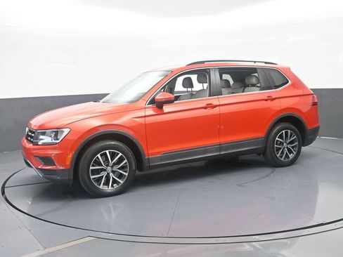 Used 2019 Volkswagen Tiguan SE w/ Panoramic Sunroof Package FWD image 2