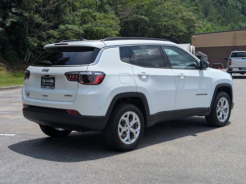 Used 2024 Jeep Compass Latitude AWD/4WD image 9