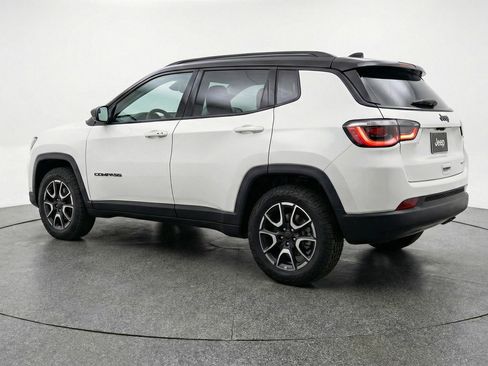 Used 2025 Jeep Compass Trailhawk image 6