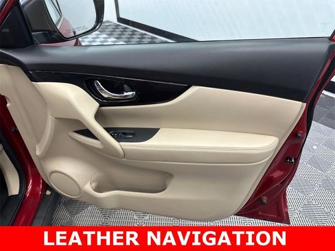 Used 2017 Nissan Rogue SL image 16