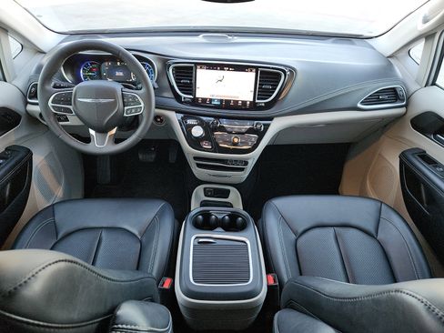 Used 2024 Chrysler Pacifica Select image 11