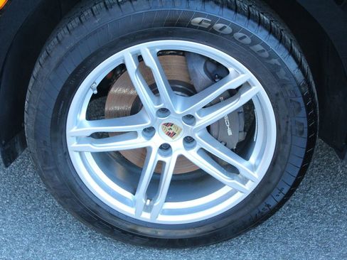 Certified 2025 Porsche Macan image 15