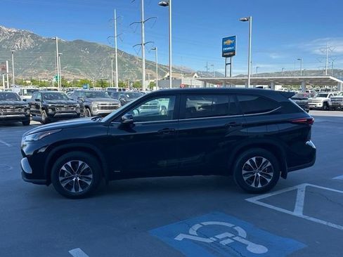 Used 2024 Toyota Highlander XLE AWD/4WD image 2