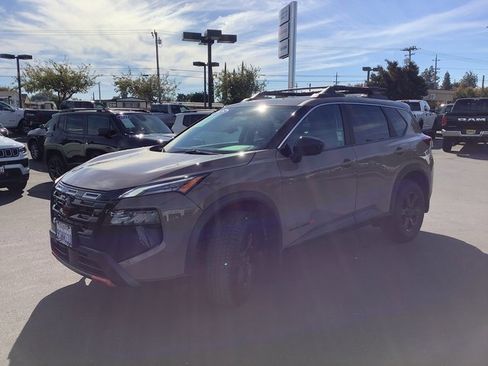 Used 2025 Nissan Rogue SV image 5