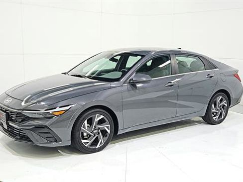 Used 2025 Hyundai Elantra SEL FWD image 3