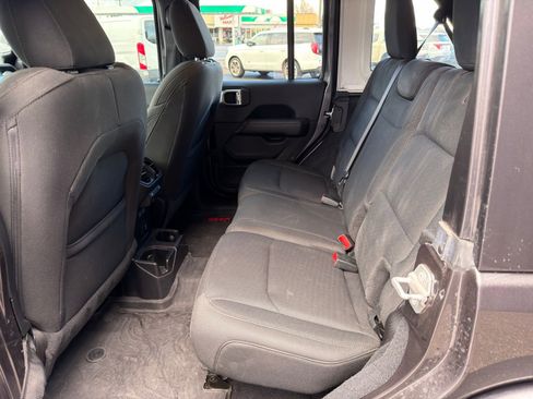 Used 2019 Jeep Wrangler Unlimited Sahara image 10