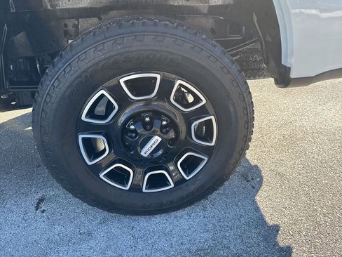 Used 2025 Ford F250 Platinum w/ FX4 Off-Road Package image 9