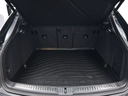 Certified 2023 Porsche Macan AWD/4WD image 28