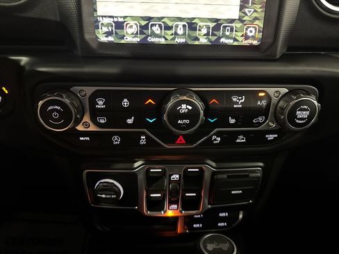 Used 2022 Jeep Wrangler Unlimited Sahara w/ Dual Top Group AWD/4WD image 33
