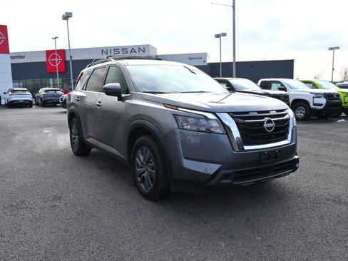 Used 2023 Nissan Pathfinder SV image 2