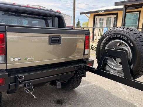 Used 2005 HUMMER H2 SUT w/ Preferred Equipment Group AWD/4WD image 29