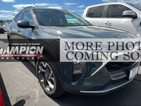 Used 2025 Chevrolet Trax LT FWD image 1