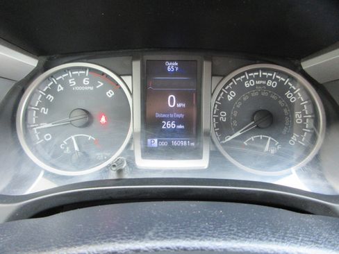 Used 2017 Toyota Tacoma Limited AWD/4WD image 34