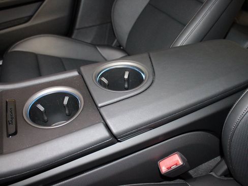 Used 2025 Porsche Taycan image 33