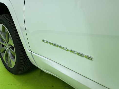 Used 2019 Jeep Cherokee Overland w/ Technology Group image 14