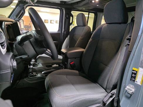 Used 2025 Jeep Wrangler Sahara image 15