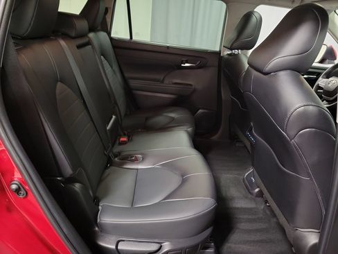 Used 2022 Toyota Highlander XLE AWD/4WD image 28