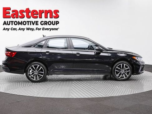 Used 2025 Volkswagen Jetta SE FWD image 4