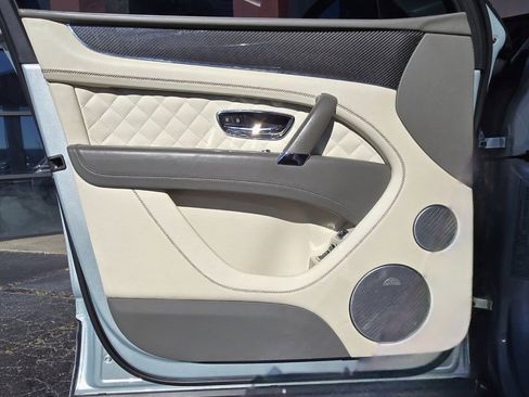 Used 2019 Bentley Bentayga image 14