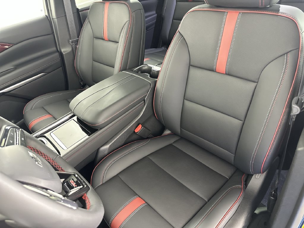New 2027 Chevrolet Traverse RS w/ LPO, Floor Liner Package AWD/4WD image 21