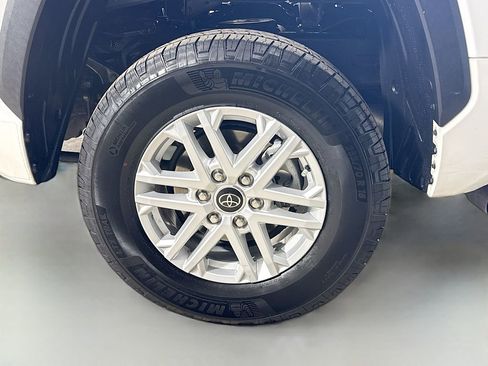 Used 2022 Toyota Tundra SR5 w/ SR5 Convenience Package AWD/4WD image 9