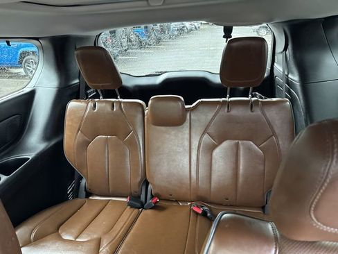 Used 2018 Chrysler Pacifica Limited w/ Advanced Safetytec Group FWD image 14