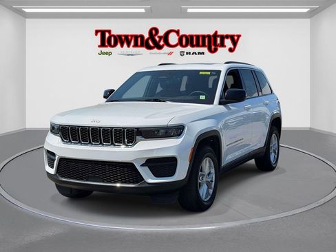 Used 2025 Jeep Grand Cherokee Laredo X w/ Luxury Tech Group I AWD/4WD image 4