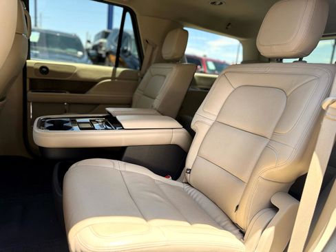 Used 2021 Lincoln Navigator Reserve image 11