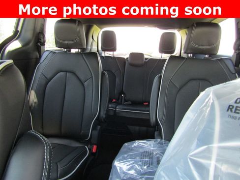 New 2027 Chrysler Pacifica Limited AWD/4WD image 13