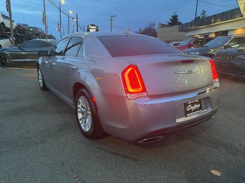 Used 2018 Chrysler 300 Touring L image 3