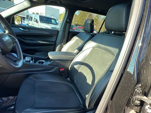 Used 2025 Jeep Grand Cherokee L Altitude image 17