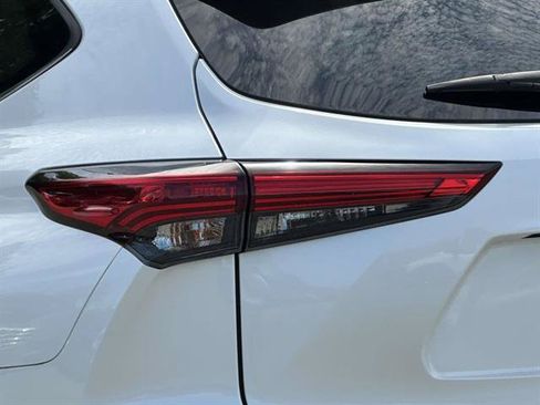 Used 2020 Toyota Highlander XLE AWD/4WD image 30