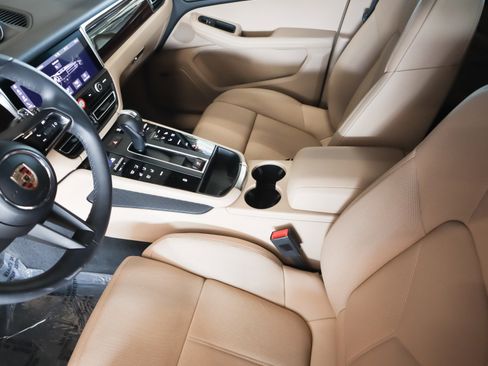 Certified 2025 Porsche Macan image 17