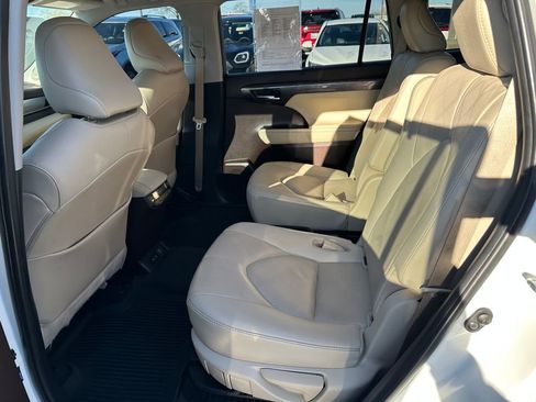 Used 2021 Toyota Highlander Platinum image 14