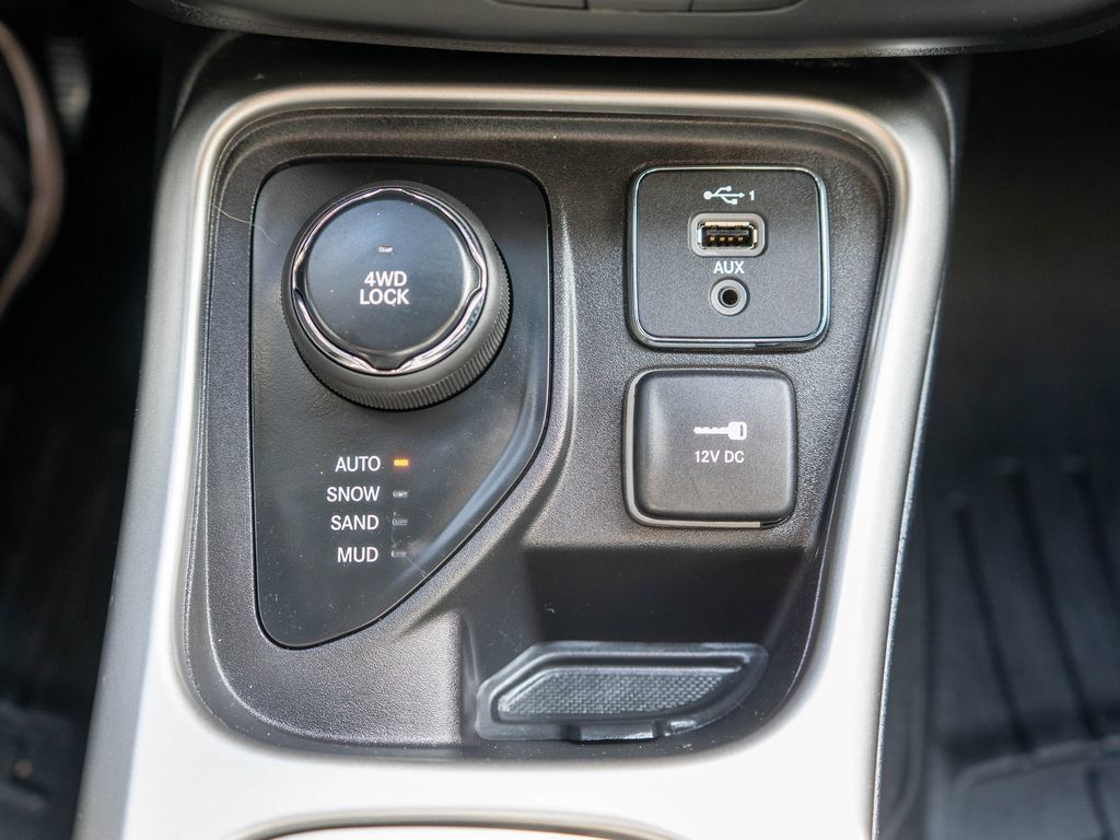 Used 2021 Jeep Compass Latitude w/ Sun and Sound Group AWD/4WD image 28