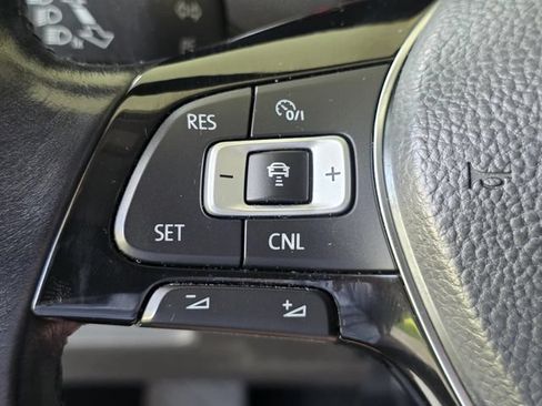 Used 2018 Volkswagen Tiguan SEL FWD image 28