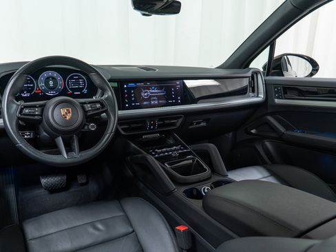 Used 2025 Porsche Cayenne AWD/4WD image 19