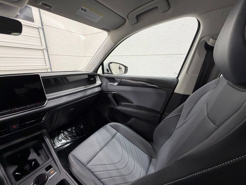Used 2026 Volkswagen Tiguan SE AWD/4WD image 32
