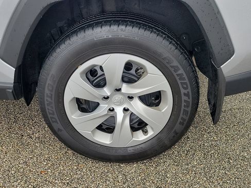Used 2024 Toyota RAV4 LE FWD image 5