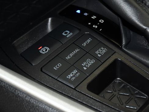 Used 2025 Toyota RAV4 XLE AWD/4WD image 31