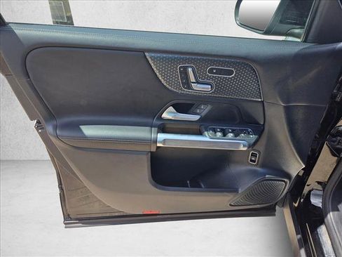 Used 2025 Mercedes-Benz GLB 250 image 13