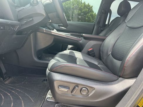 Used 2025 Toyota Sienna XSE AWD/4WD image 5