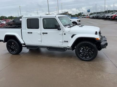 Used 2025 Jeep Gladiator Sport AWD/4WD image 9
