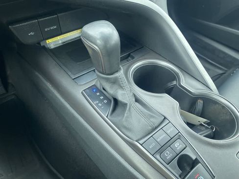 Used 2021 Toyota Camry SE w/ Cold Weather Package image 19