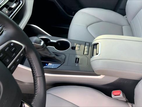 Used 2020 Toyota Highlander XLE FWD image 17