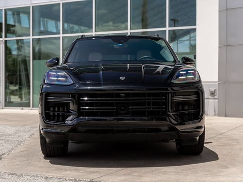 Used 2025 Porsche Cayenne Turbo AWD/4WD image 5