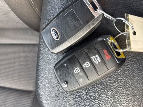 Used 2017 Kia Forte LX image 29