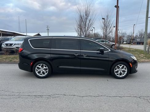 Used 2018 Chrysler Pacifica Touring Plus w/ Tire & Wheel Group image 4