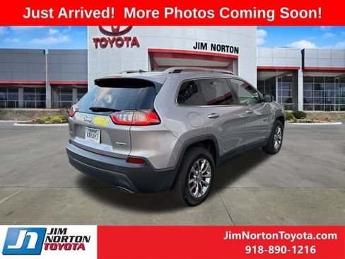 Used 2019 Jeep Cherokee Latitude Plus w/ Cold Weather Group AWD/4WD image 3