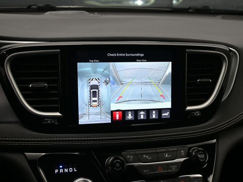 Used 2024 Chrysler Pacifica Limited FWD image 18